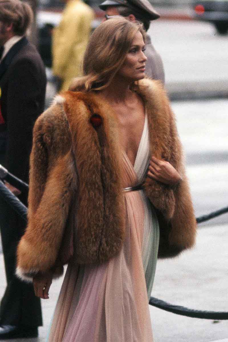 Fur clothing, Fur, Clothing, Street fashion, Fashion, Textile, Long hair, Outerwear, Coat, Natural material, 