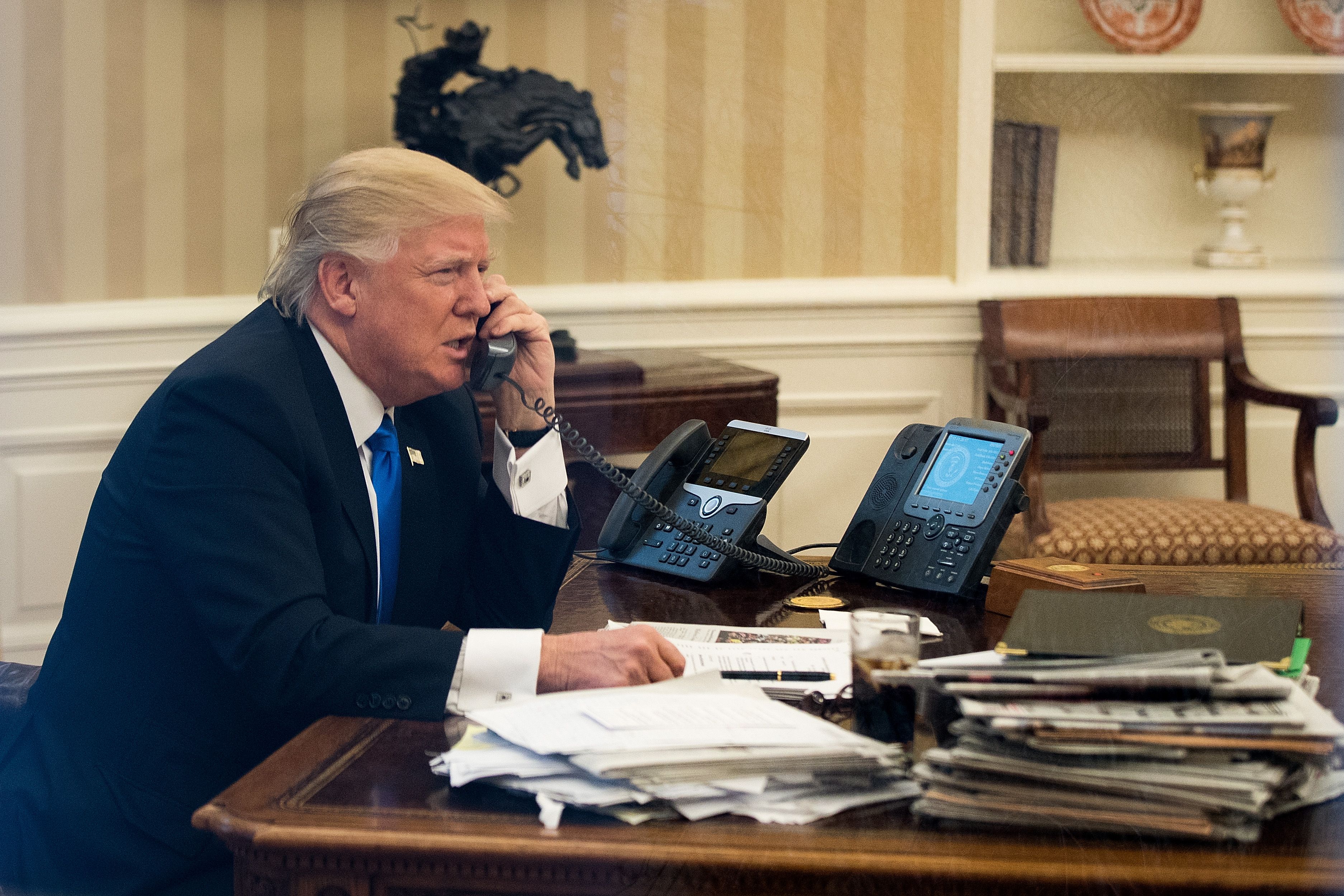 Donald Trump Desk Donald Trump Oval Office Desk Photos