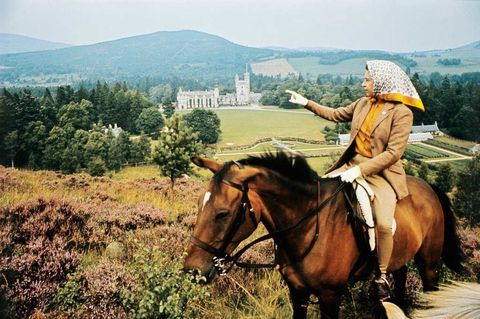 queen elizabeth horse balmoral scotland