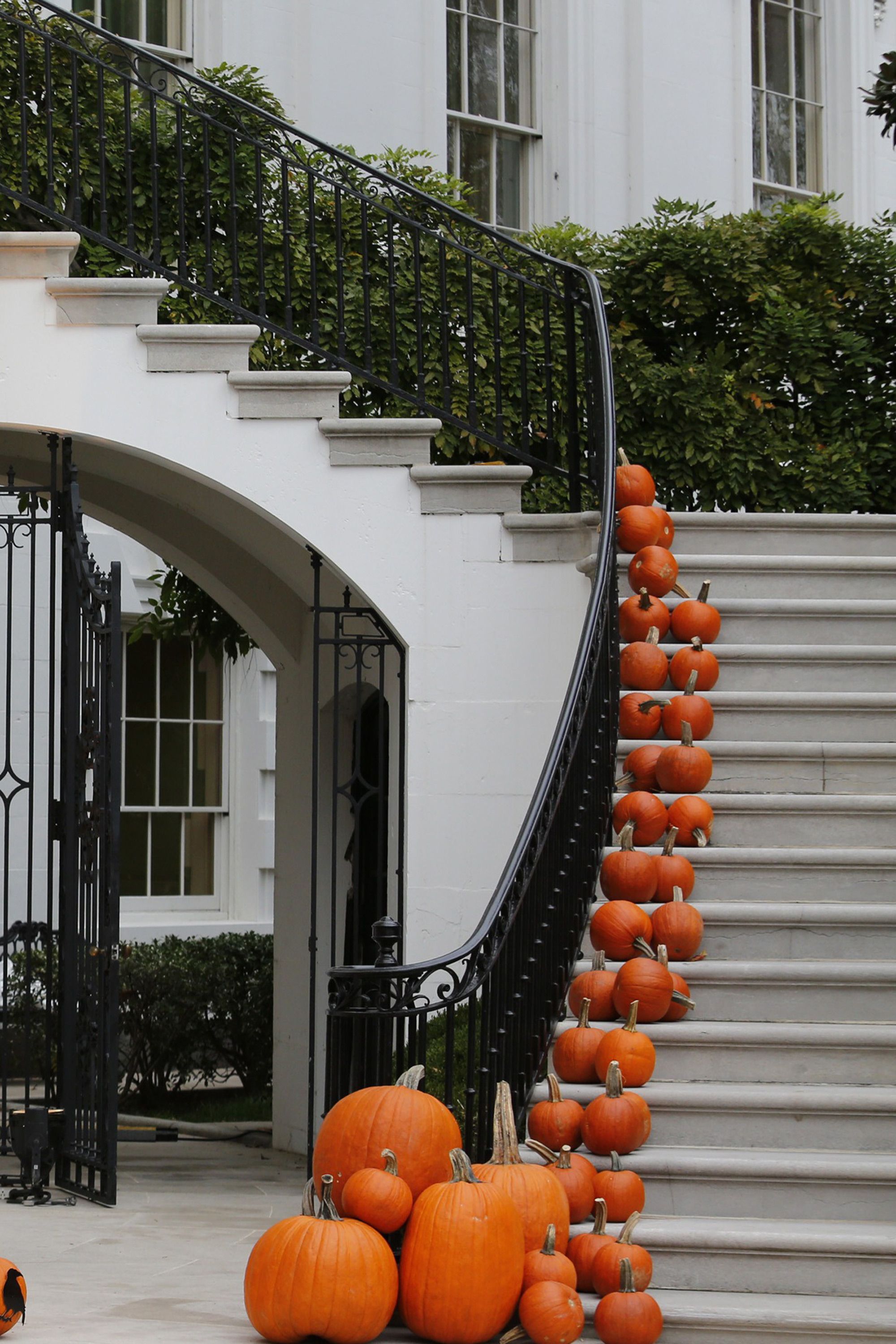 19 Elegant Halloween Decorations - Classiest Halloween Decor Ideas