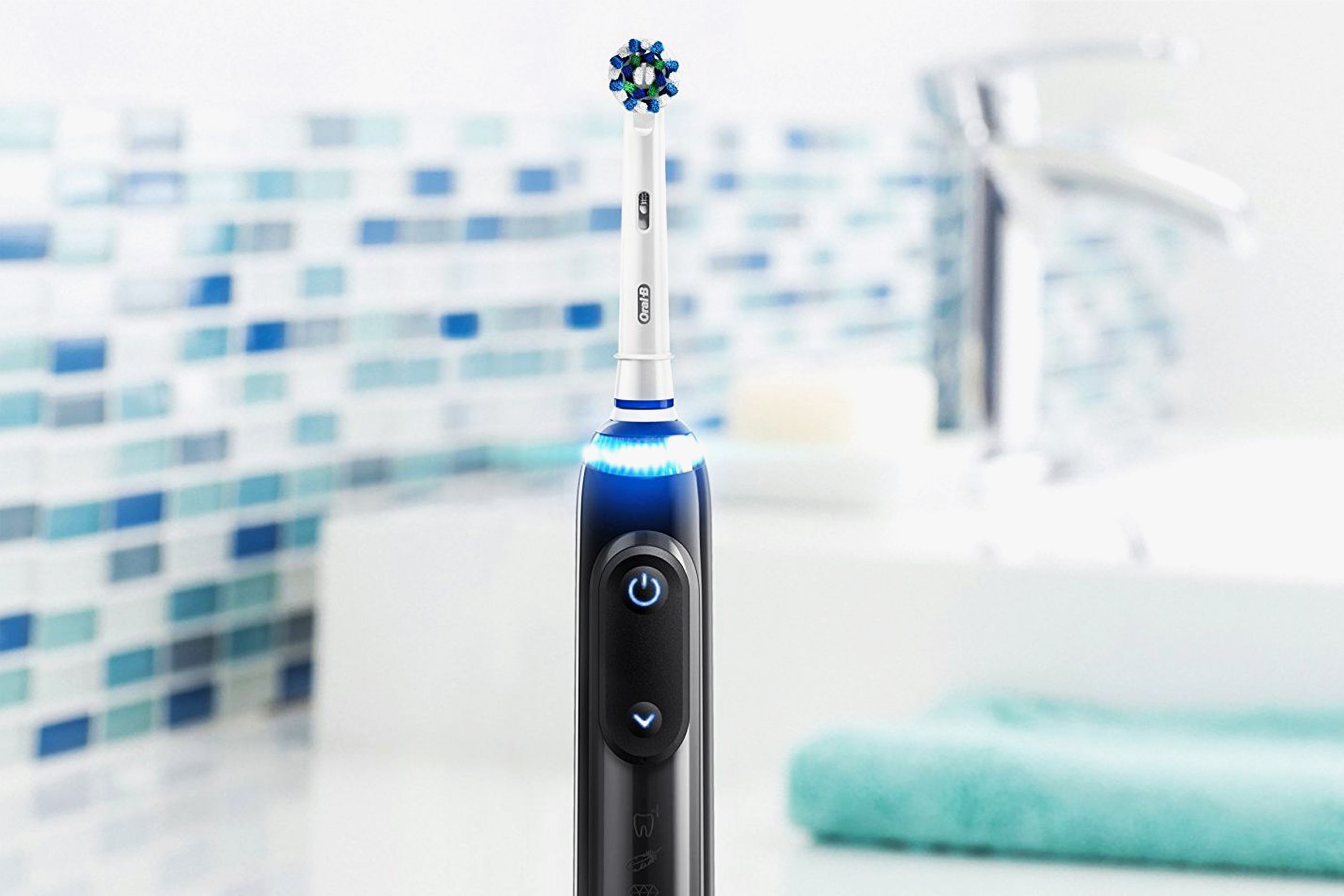 Электрическая зубная щетка рейтинг. Электрическая щетка fluctuation Electric Toothbrush. Электрическая щетка fluctuation Electric Toothbrush голубая. Electric Toothbrush фон. Электрической зубной щеткой на фоне ванной.