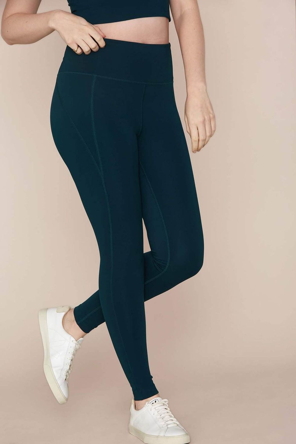 Girls in Leggings 🍑 on X: Green #leggings are rare these days - even  though this #fitness queen demonstrates how good they can look, at least if  you have a perfect shape