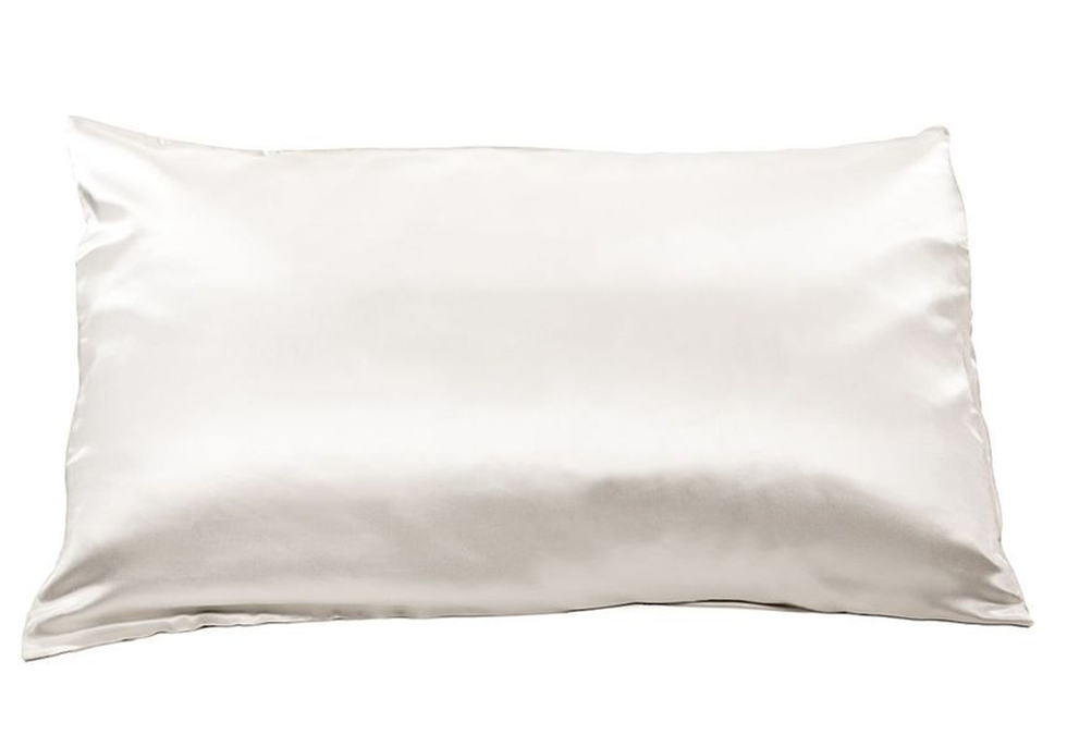 How Often To Change Your Pillowcase, According To A Dermatologist