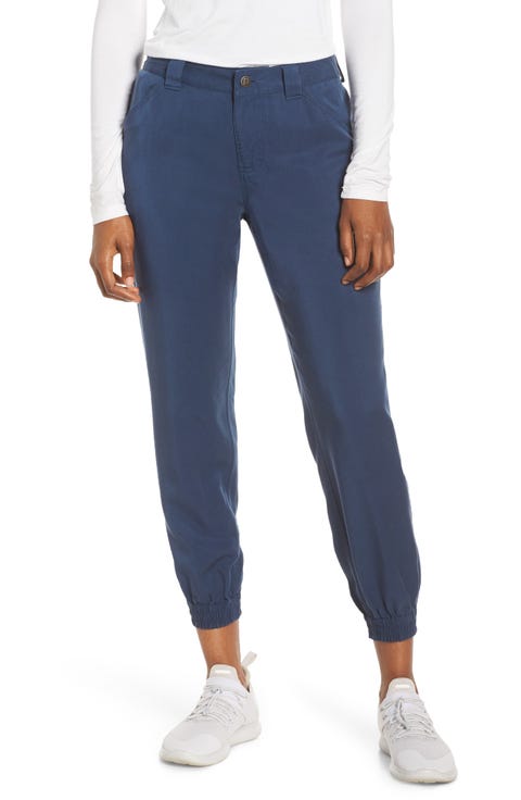 14 Best Travel Pants for Women to Wear on Long Flights and Beyond