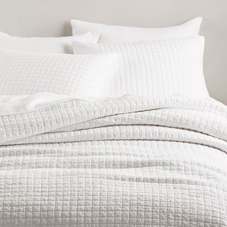 Linen duvet and pillow sham sewn with organic fibers