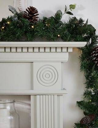 How To Decorate A Christmas Tree Like A Professional