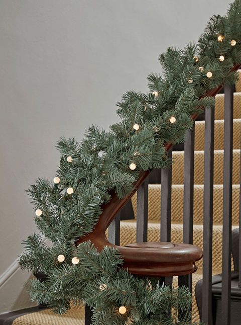 17 Christmas Garlands For Stairs and Fireplaces - Xmas Garlands