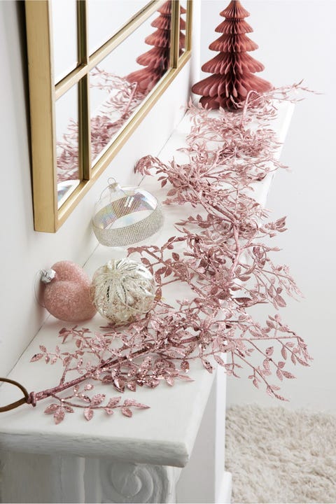 17 Christmas Garlands For Stairs And Fireplaces Xmas Garlands