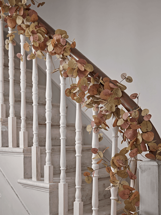 How To Decorate A Christmas Tree Like A Professional