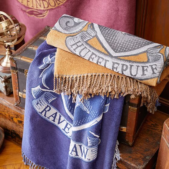 HARRY POTTER™ Chenille Crest Throw