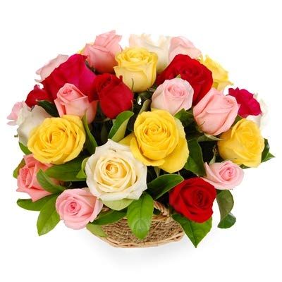 Fiori freschi a domicilio - Cesto di rose di vari colori arricchito da bacche e foglie decorative