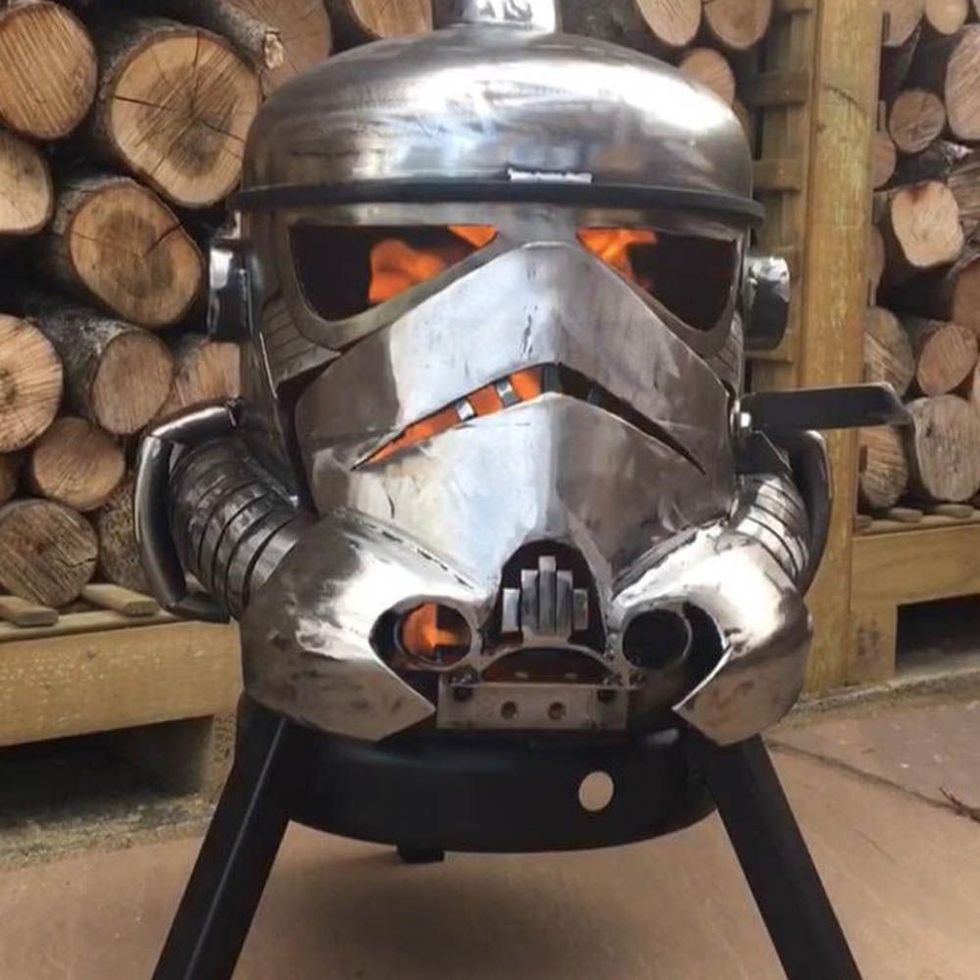 https://hips.hearstapps.com/vader-prod.s3.amazonaws.com/1582567643-star-wars-storm-trooper-fire-pit-square-1582567630.jpg?crop=1xw:1xh;center,top&resize=980:*