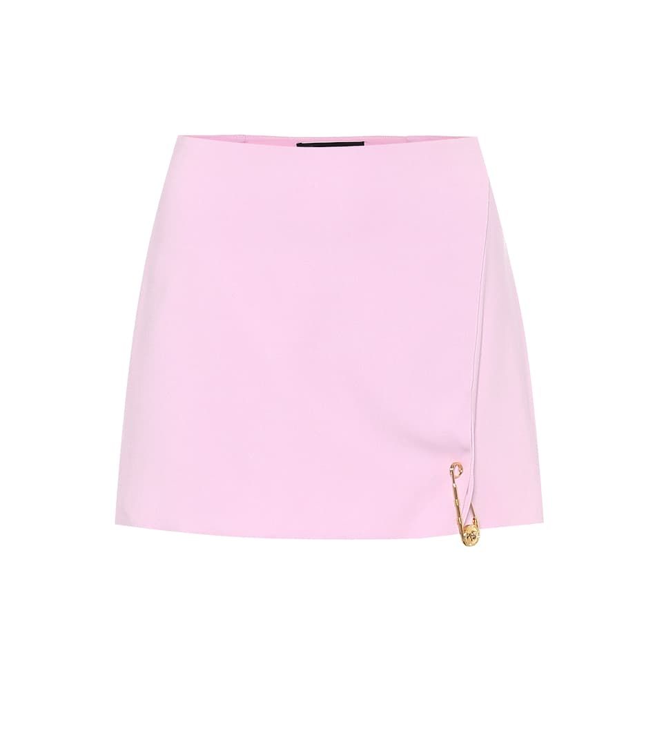 La minigonna rosa con safety pin