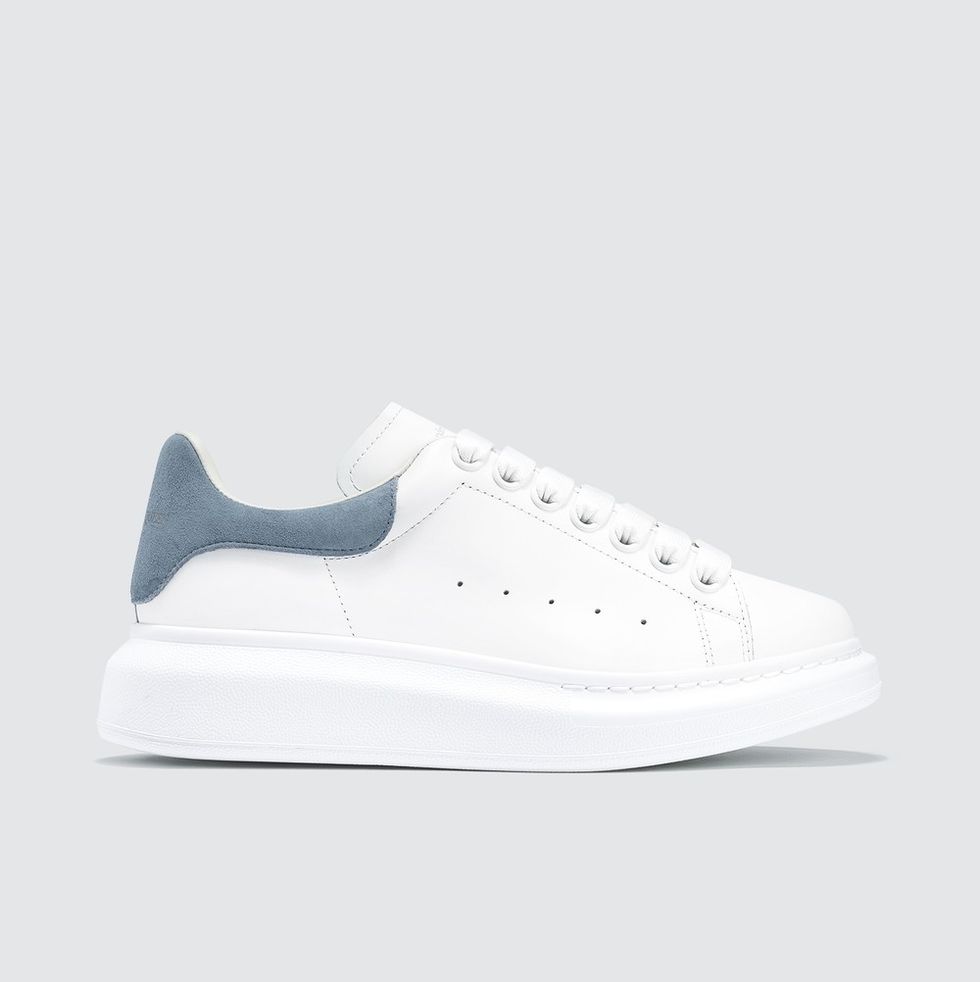 你也可以試試：Alexander McQueen灰藍標明星款小白鞋