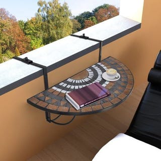 Balcon en terre cuite et table suspendue en mosaïque blanche