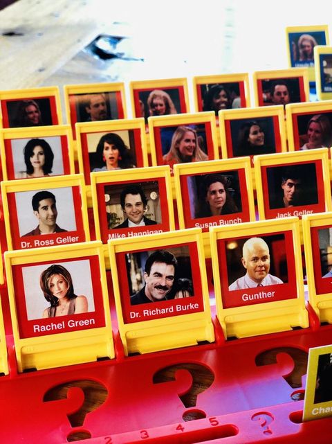Dodge Chaiselong til stede You Can Buy a 'Friends'-Themed Guess Who? Board Game Game for Game Night