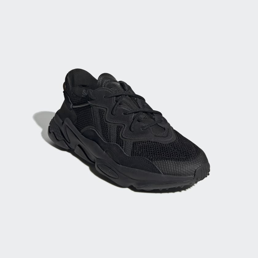sports shoes full black