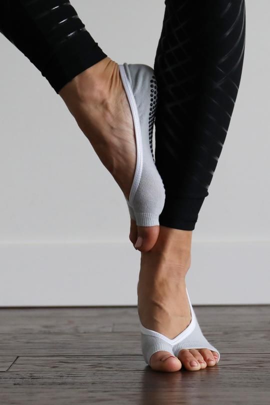 Women's Pivot Barre Sock - Black  Barre socks, Alo yoga, Yoga barre