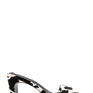 Arrow Heel in Black and White