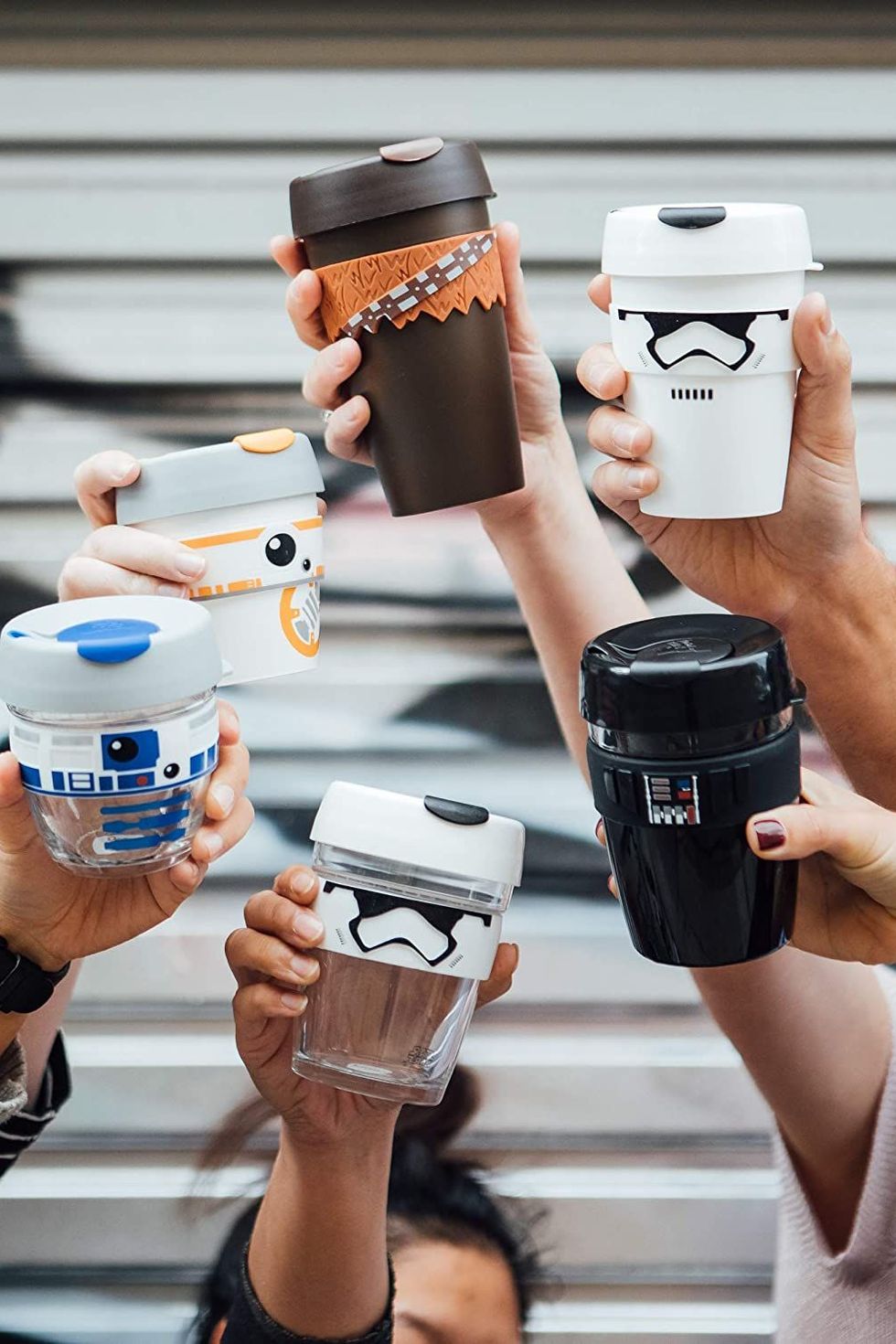https://hips.hearstapps.com/vader-prod.s3.amazonaws.com/1589363352-keepcup-star-wars-reusable-coffee-cup-1589363335.jpg?crop=0.6666666666666666xw:1xh;center,top&resize=980:*