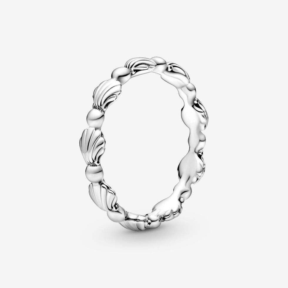 Anello in argento a fascia con conchiglie e sfere, da indossare da solo o abbinato agli altri anellini Pandora