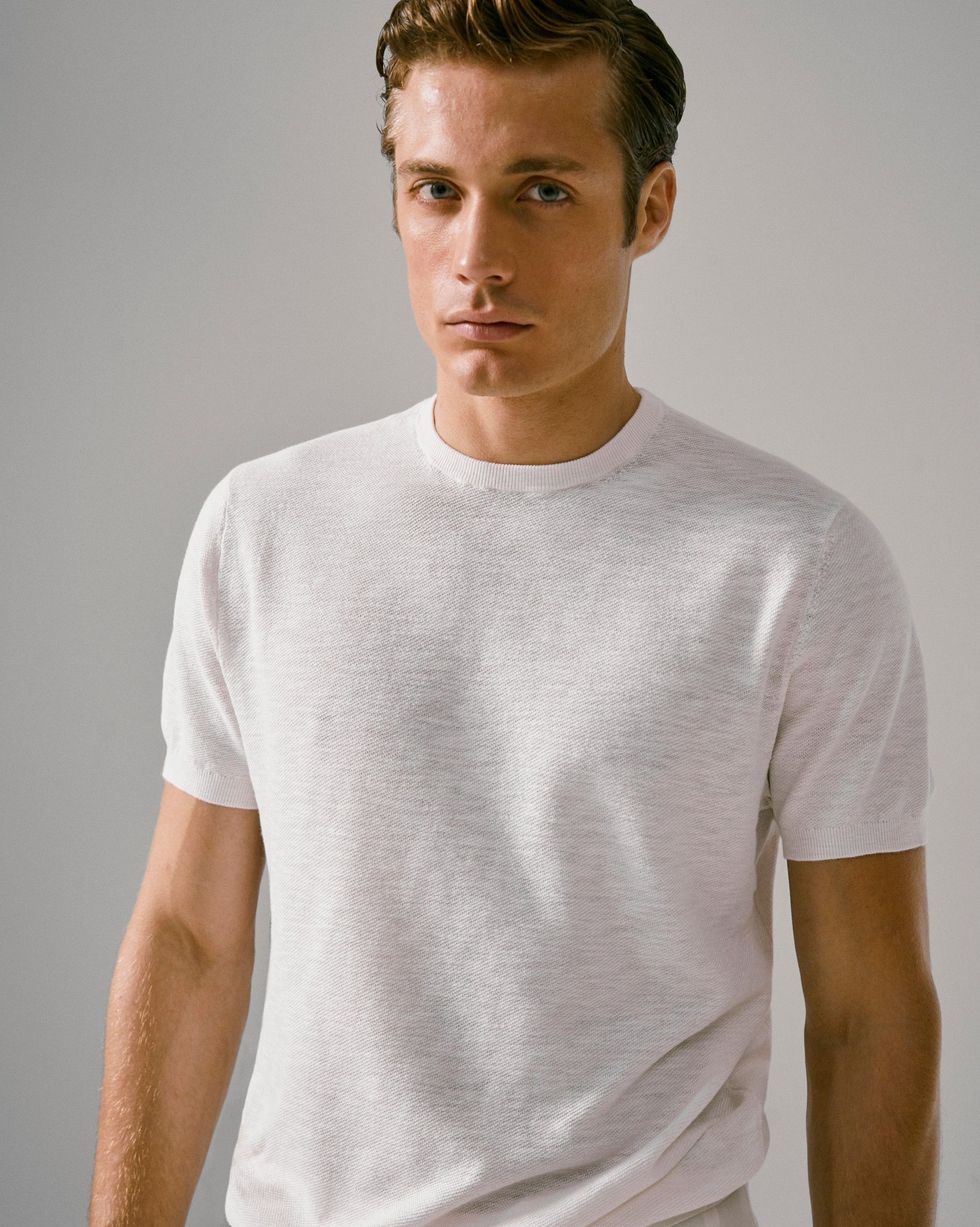 Camisetas blancas de hombre y cómo las puedes combinar en verano