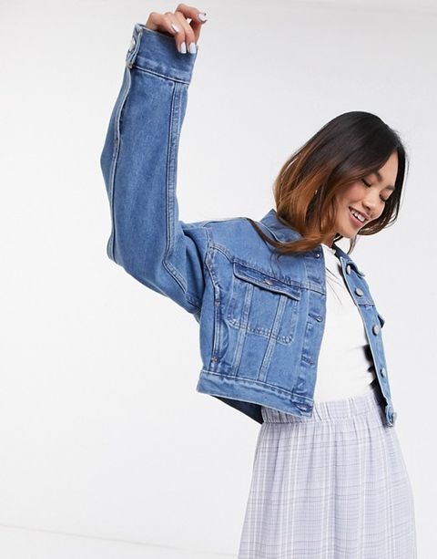 Featured image of post Colored Denim Jacket Outfit Ideas Female - Everyone&#039;s favorite layering piece is back, y&#039;all.