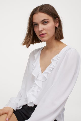 Weiße Volant-Bluse mit V-Ausschnitt