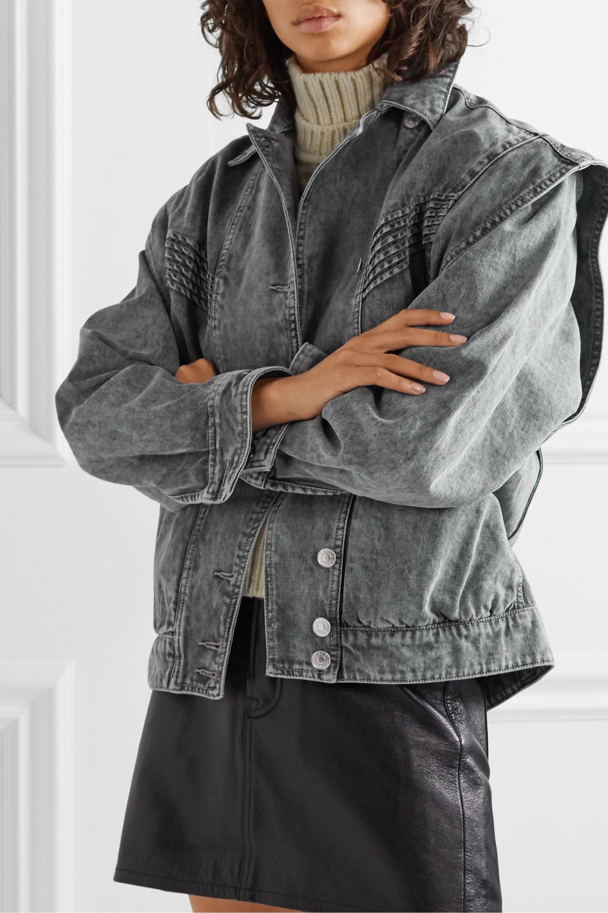 jean jacket with grey sleeves outfits