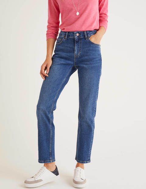 Wardrobe Basics: Straight Leg Jeans - une femme d'un certain âge