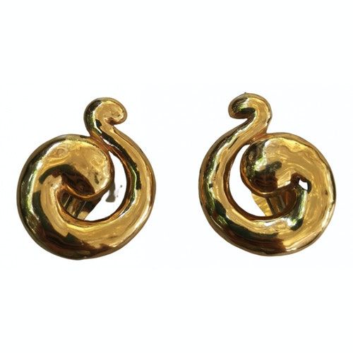 Gli orecchini oro di Yves Saint Laurent