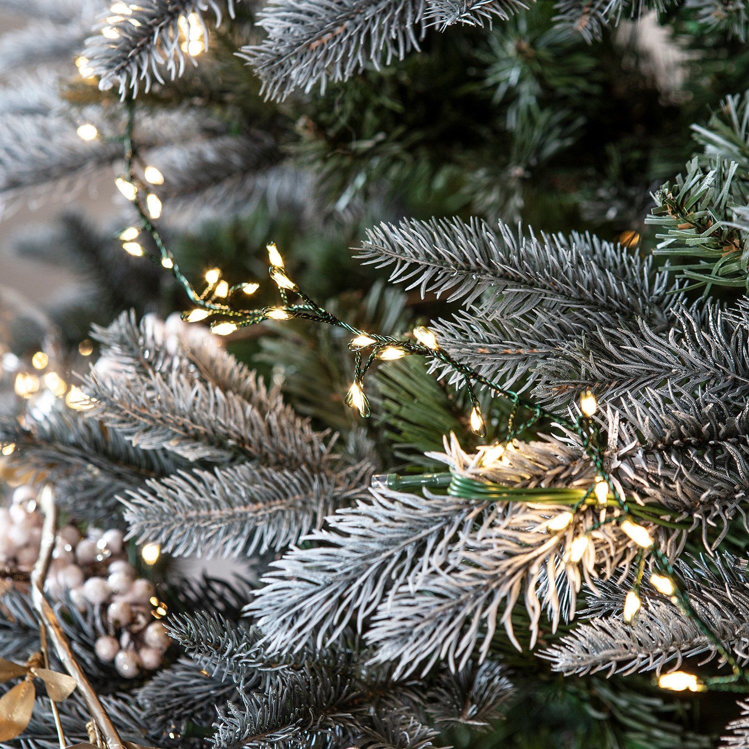 How To Decorate A Christmas Tree Like A Professional