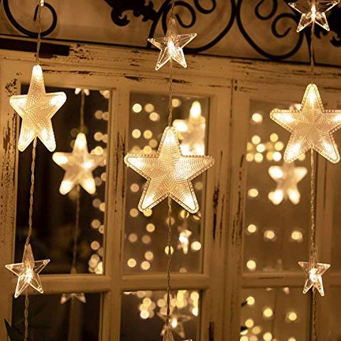 Árbol apretado Por encima de la cabeza y el hombro Decoración de balcones y terrazas de Navidad con luces y adornos