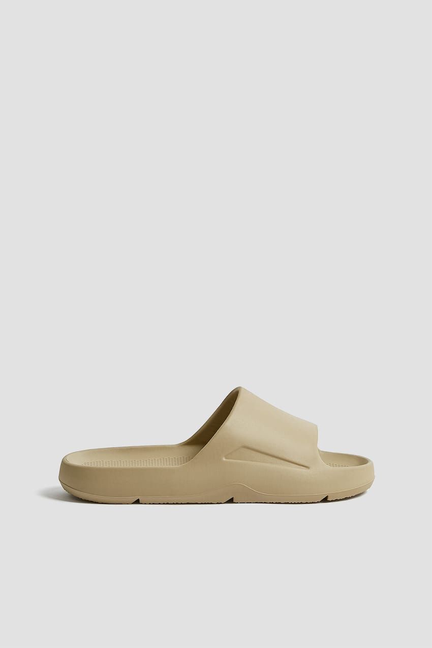 Pull Bear tiene unas chanclas inspiradas en las Yeezy slides