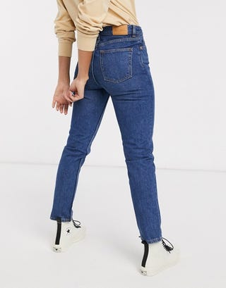 Monki Kimomo Mom-Jeans mit hoher Taille und Bio-Baumwolle