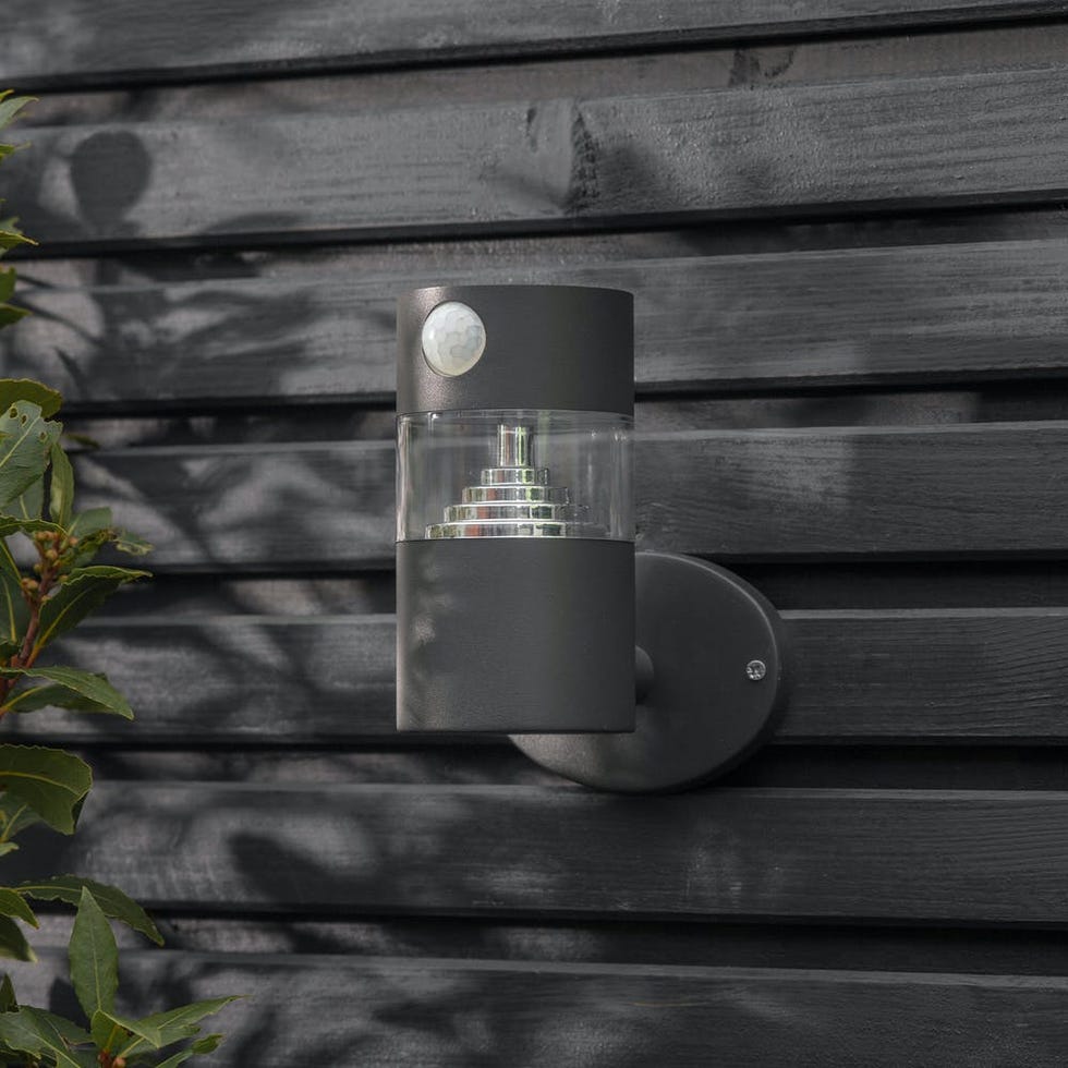 Putney Solar Single Wall Light