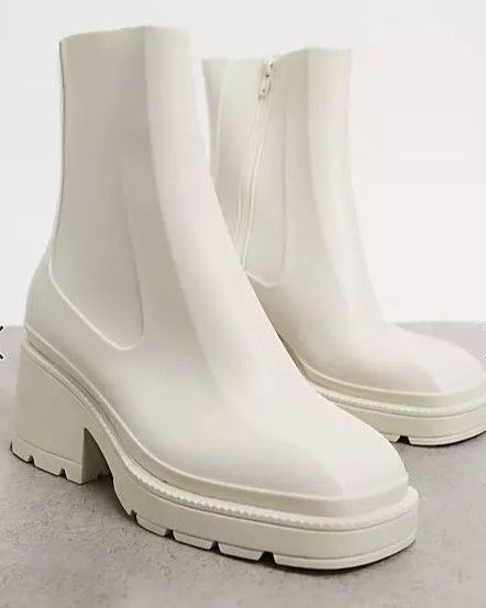 Grounded heeled rain boots