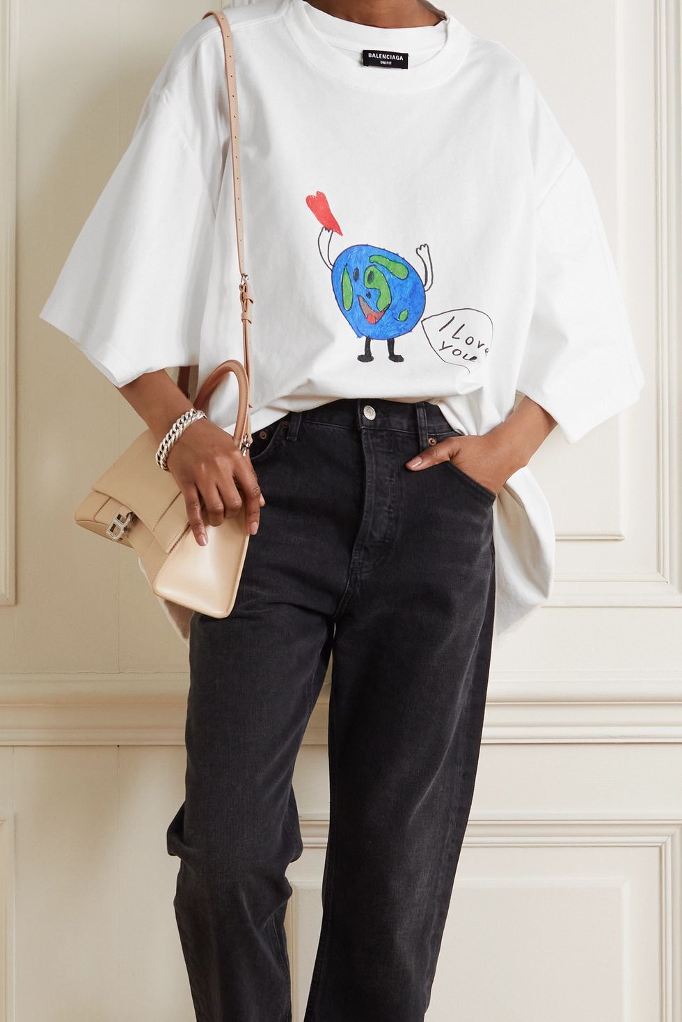 居家上班穿搭單品推薦：Balenciaga Oversized地球圖樣雙層領口T恤