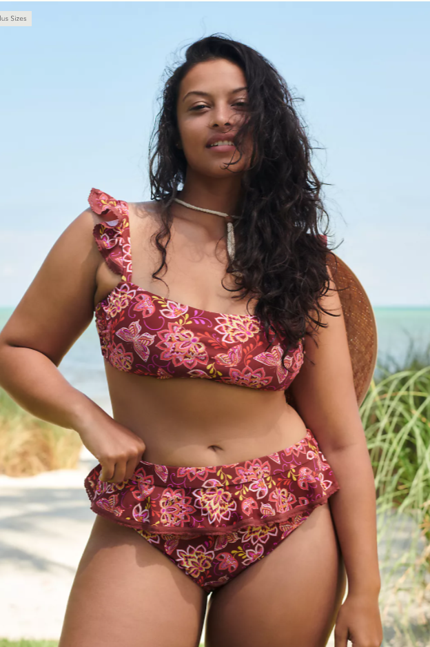 15 Swimsuit Styles For Plus Size Women With Small Boobs — PHOTOS