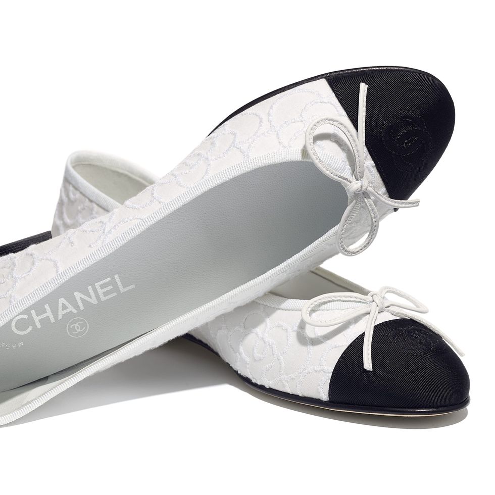圓頭芭蕾舞鞋推薦：Chanel 斜紋軟呢與羅緞雙色芭蕾舞鞋