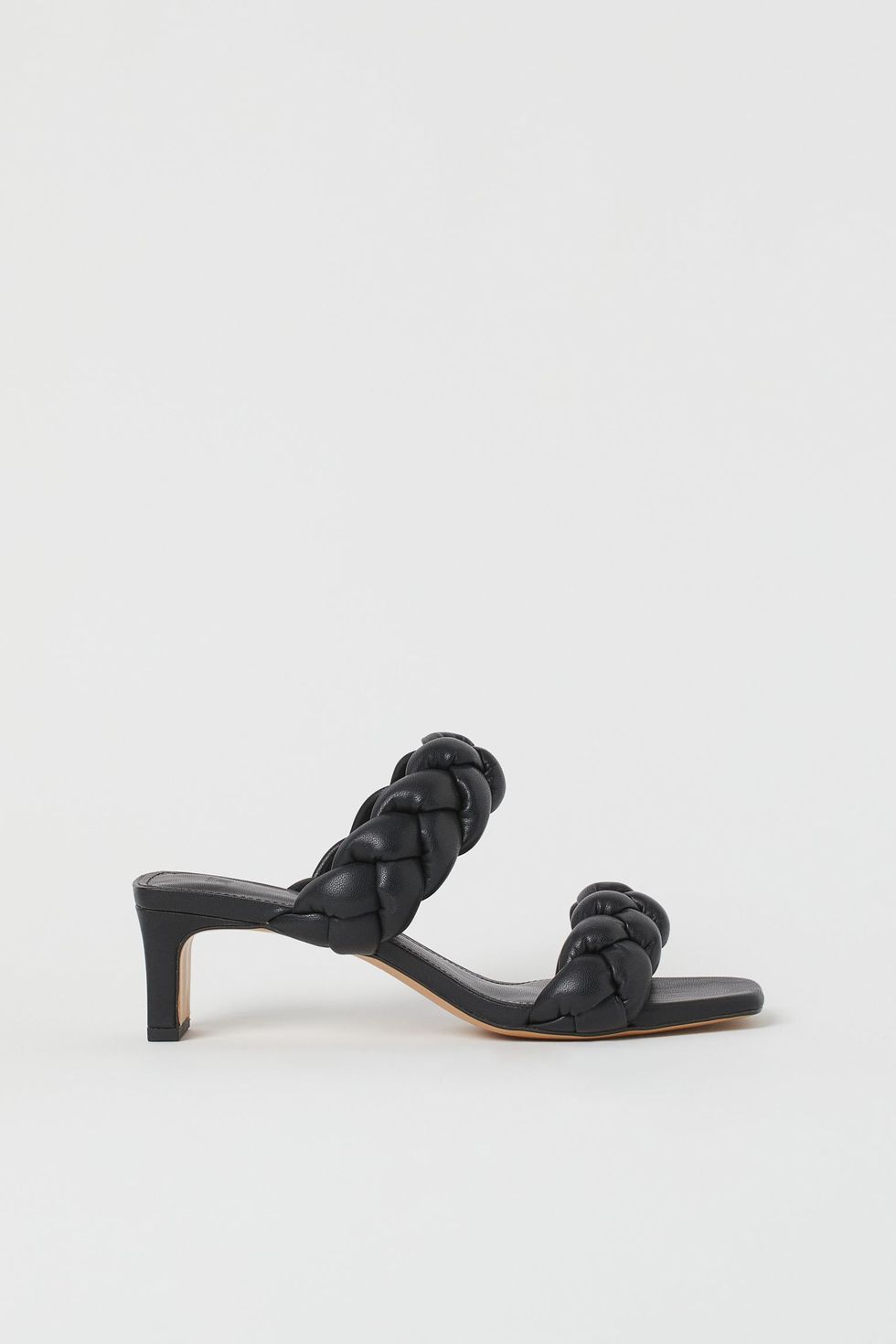 Las sandalias negras de H&M de la directora de ELLE