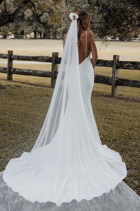 https://hips.hearstapps.com/vader-prod.s3.amazonaws.com/1623944662-best-veils-grace-loves-lace-pearly-long-veil-1623944633.jpg?crop=1xw:0.999755859375xh;center,top&resize=480:*