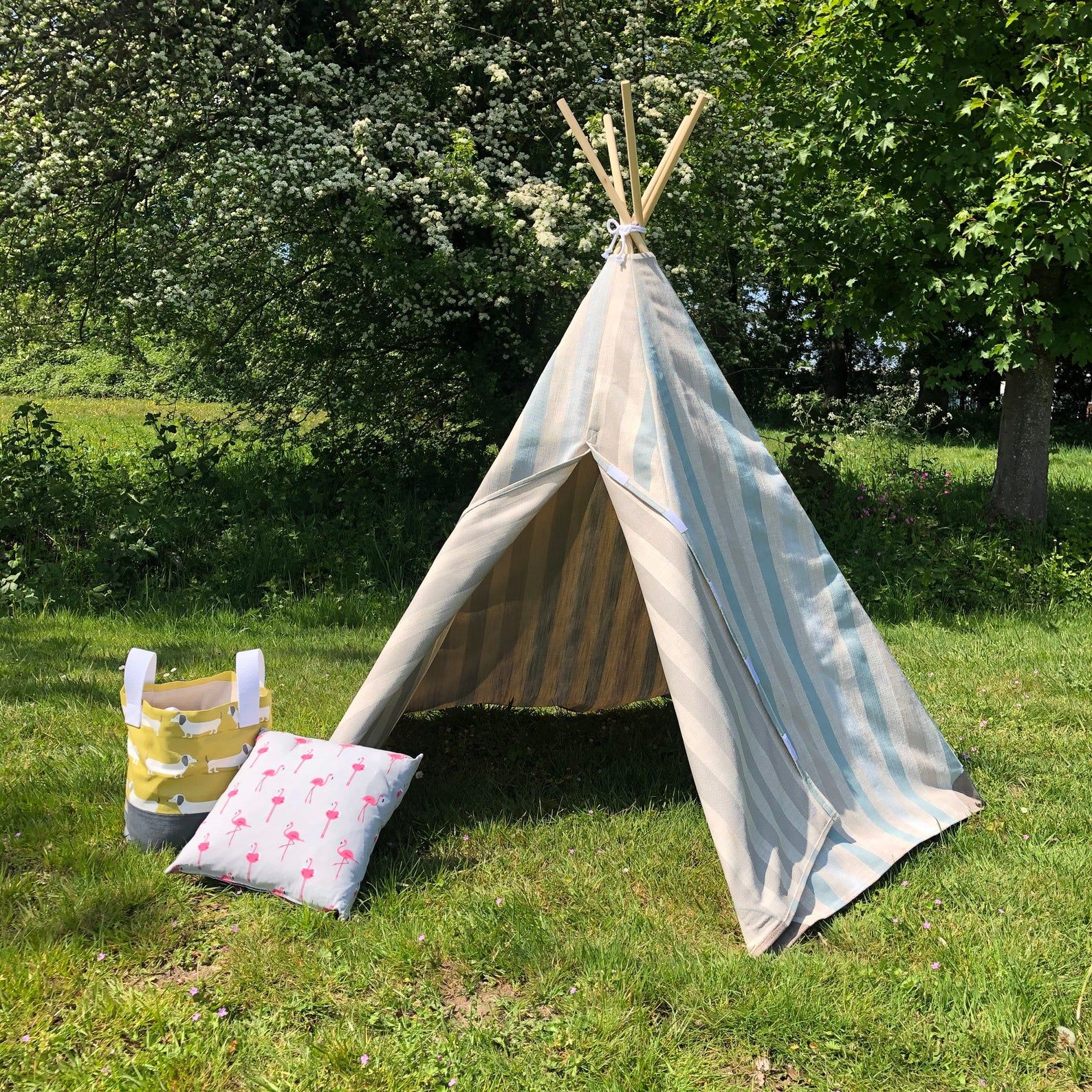 kids outdoor teepee