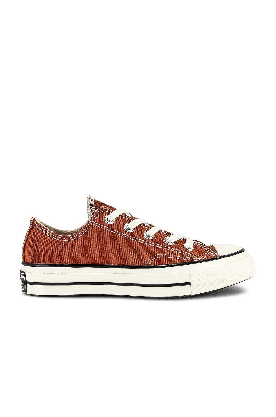 顯白磚紅色單品推薦#14：Converse Chuck 70帆布鞋