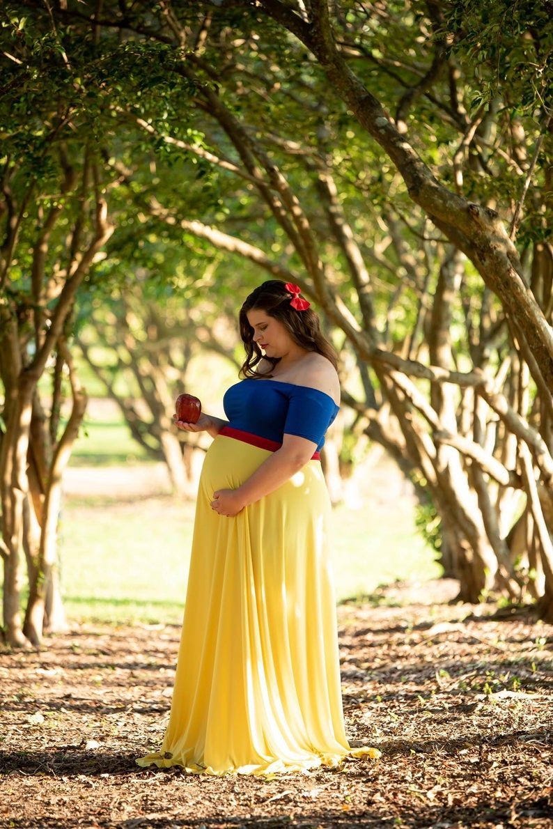 https://hips.hearstapps.com/vader-prod.s3.amazonaws.com/1628091574-snow-white-dress-pregnant-halloween-costumes-1628091543.jpg?crop=1.00xw:1.00xh;0,0&resize=980:*