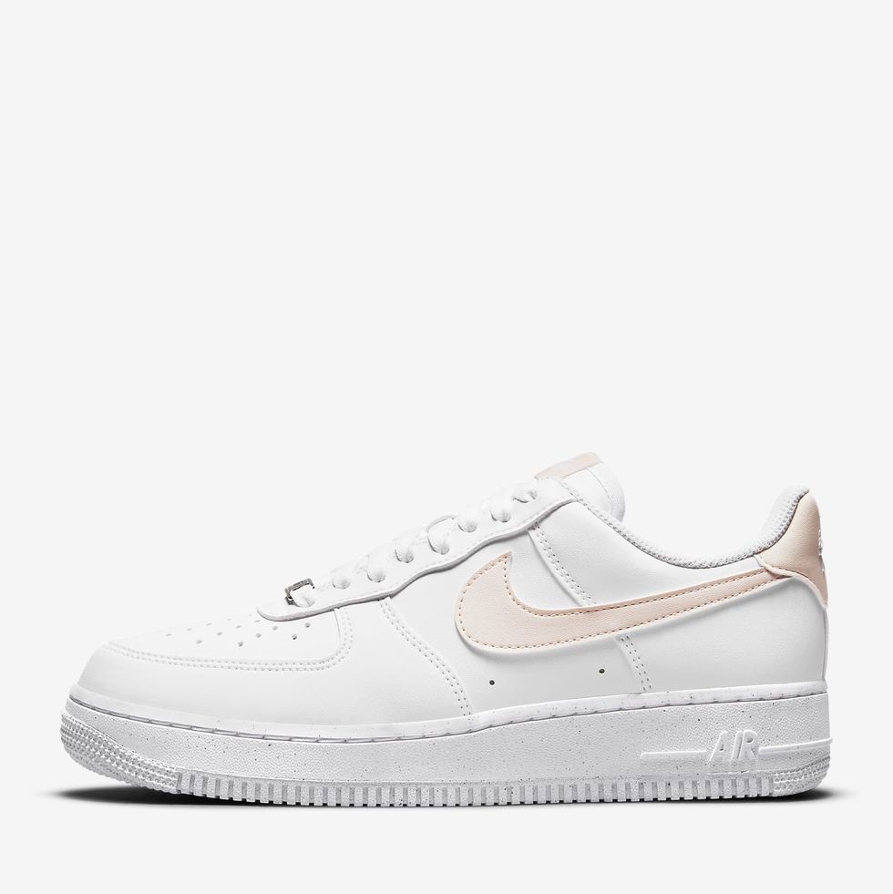 Kaia Gerber風格單品推薦：Nike Air Force 1珊瑚色運動鞋