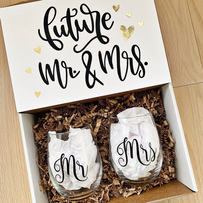 Aggregate 84+ engagement gifts for couples