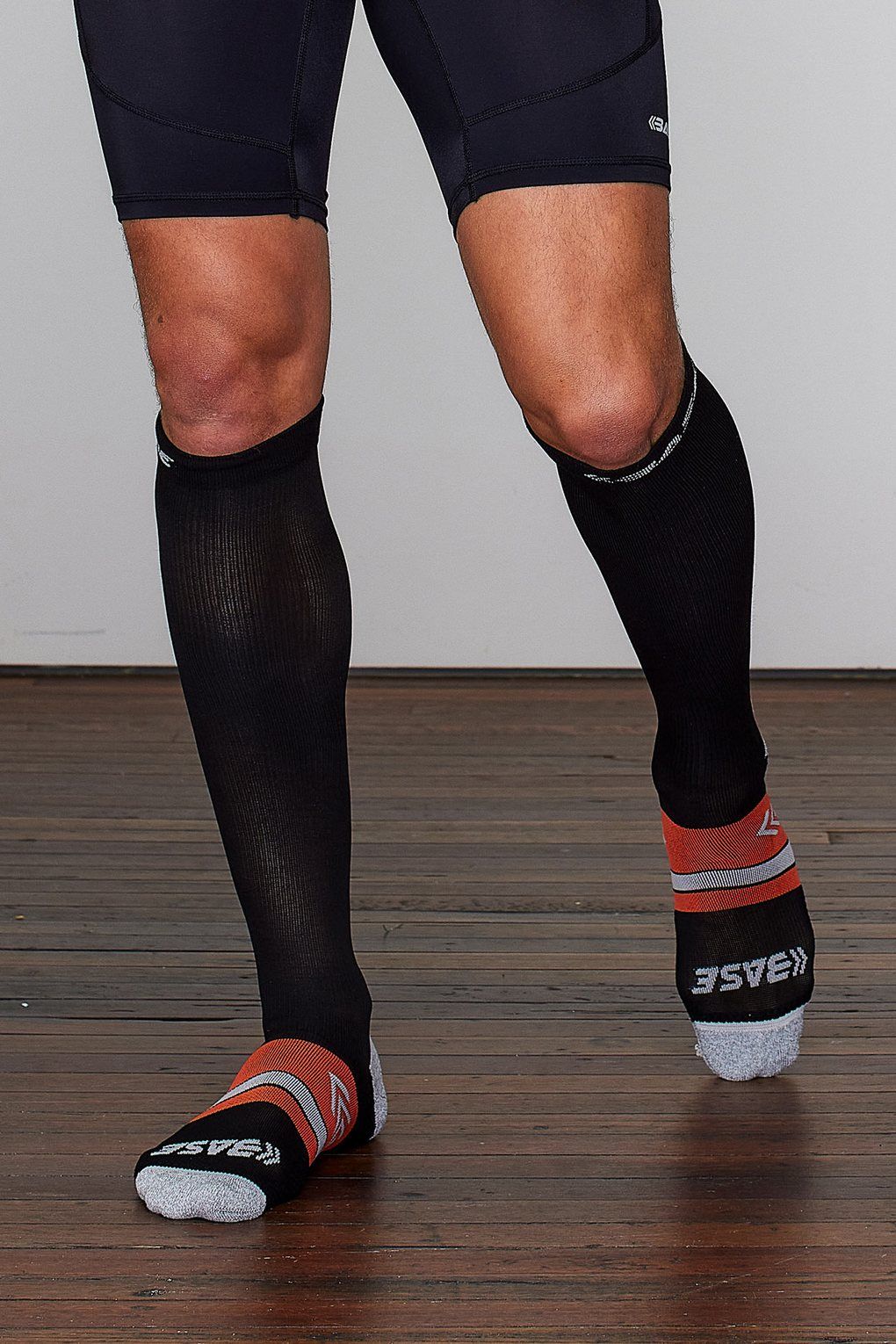 – Graduated Muscle Support Athletic or Medical 6-Pack Men’s Compression Socks