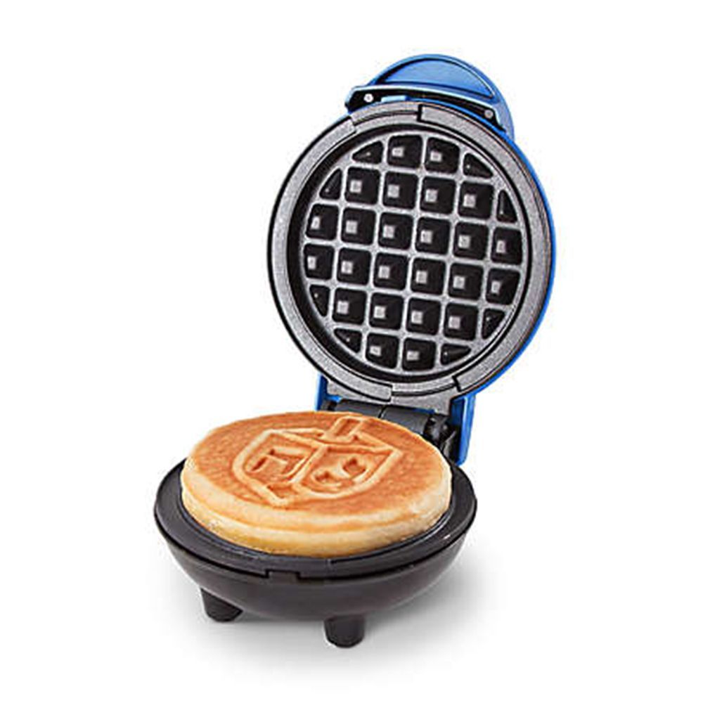 dash mini waffle maker sur la table