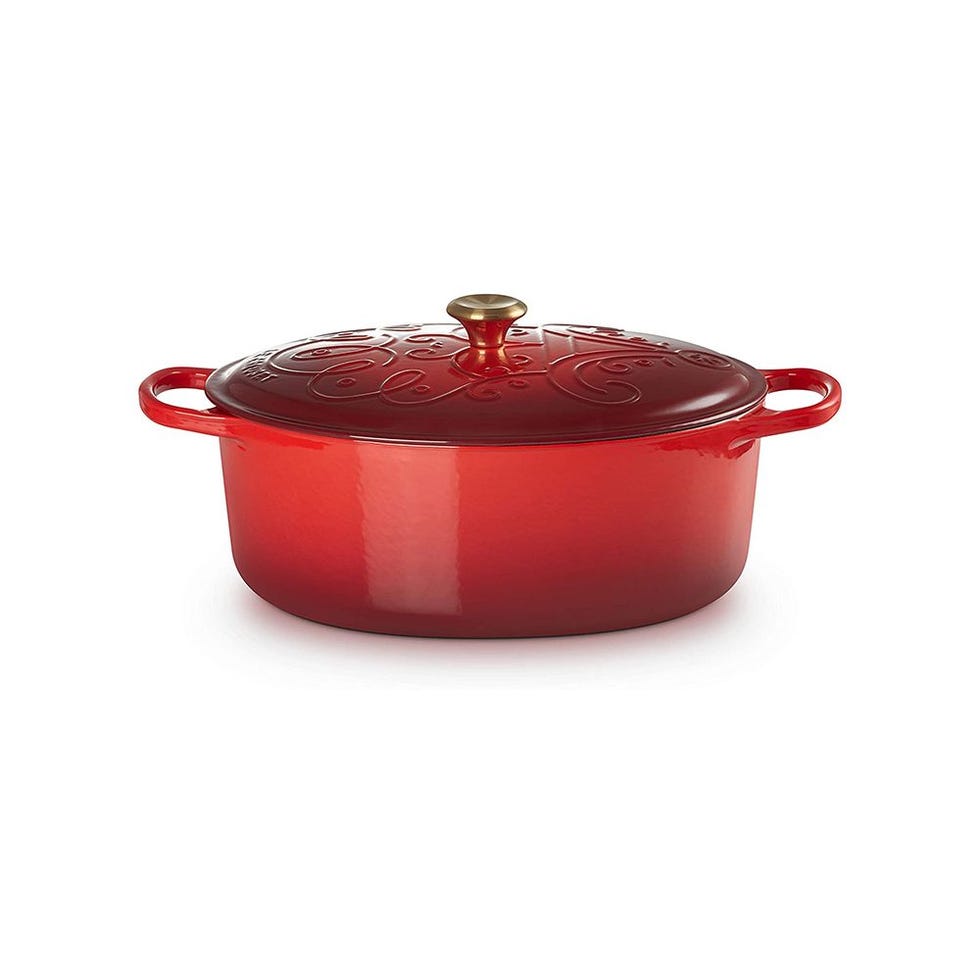 https://hips.hearstapps.com/vader-prod.s3.amazonaws.com/1638208362-le-creuset-enameled-cast-iron-noel-collection-signature-oval-dutch-oven-1638208347.jpg?crop=0.745xw:0.745xh;0.136xw,0.0737xh&resize=980:*